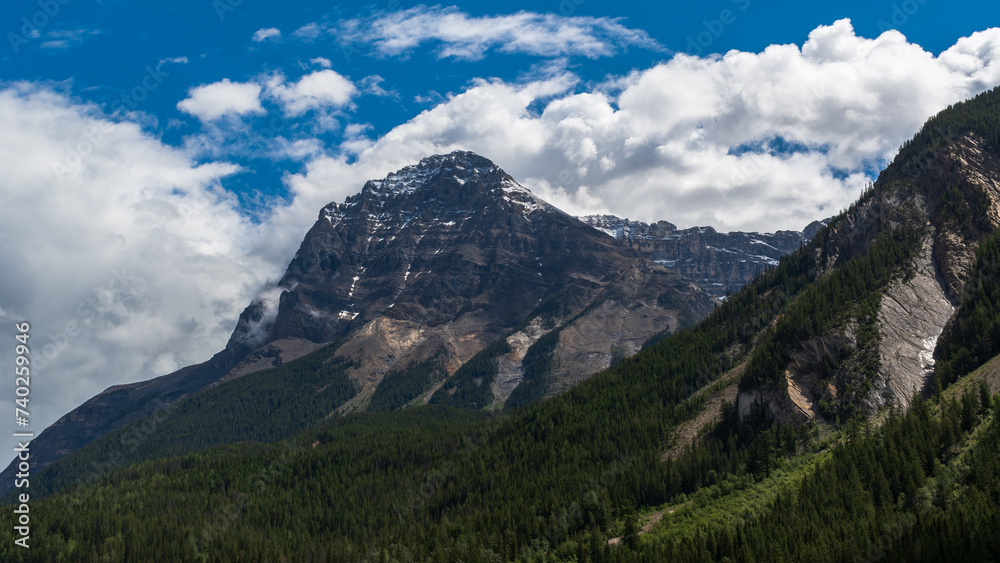 Obraz premium Beautiful Mountain Views in Yoho National Park, British Columbia, Canada
