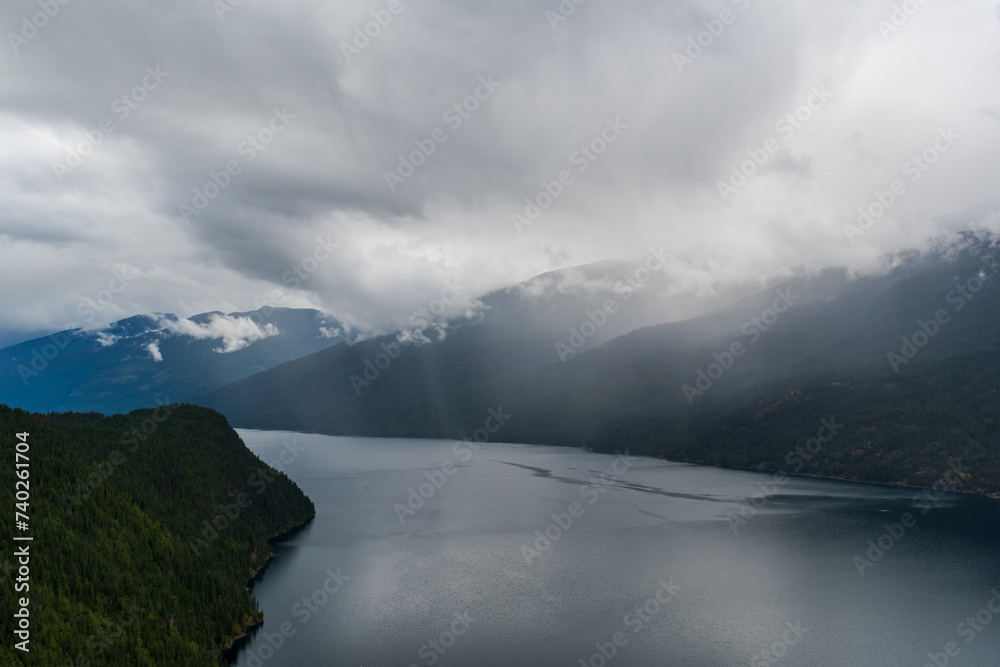 Obraz premium Lake Diablo on a rainy summer afternoon, North Cascades, Washington