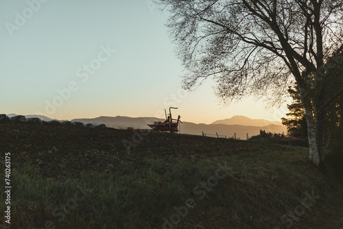 campo cultivo con maquinaria montaña landscape puesta de sol agricultura 
