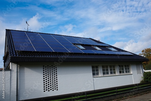 Solaranlage auf einem Einfamilienhaus zur umweltfreundlichen Stromerzeugung 