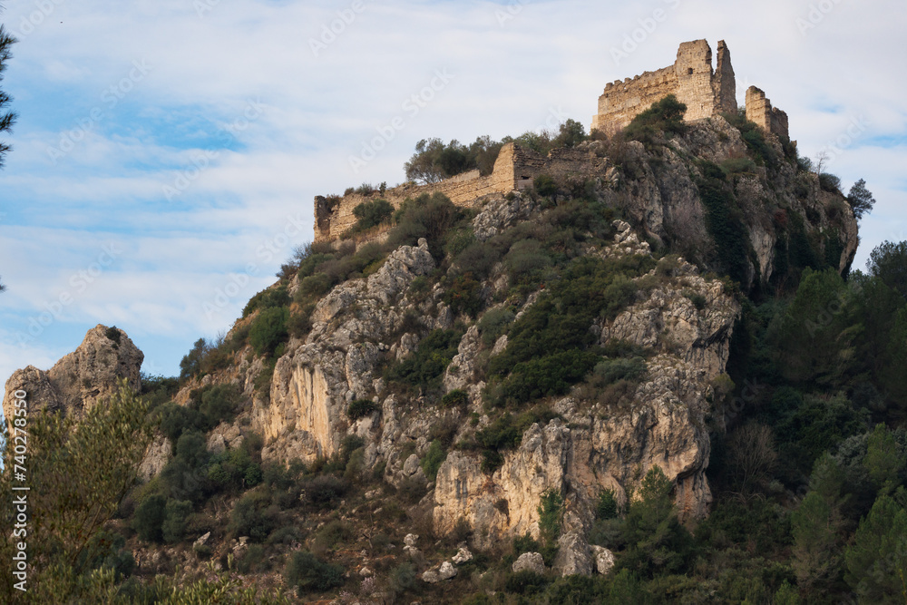 Paisaje con fortificación en ruinas de Perputxent en colina rocosa de la población de Lorcha, España