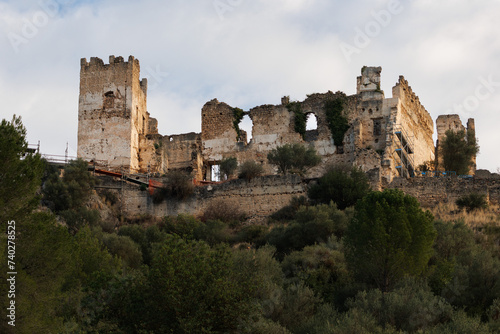 Paisaje con fortificación en ruinas de Perputxent en colina rocosa de la población de Lorcha, España
