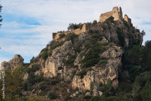 Paisaje con fortificación en ruinas de Perputxent en colina rocosa de la población de Lorcha, España © Diego Cano Cabanes