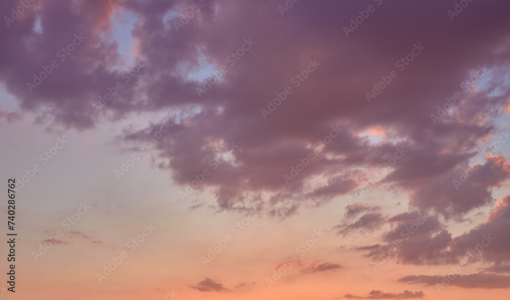 cielo al atardecer con nubes de color magenta y puesta de sol anaranjada