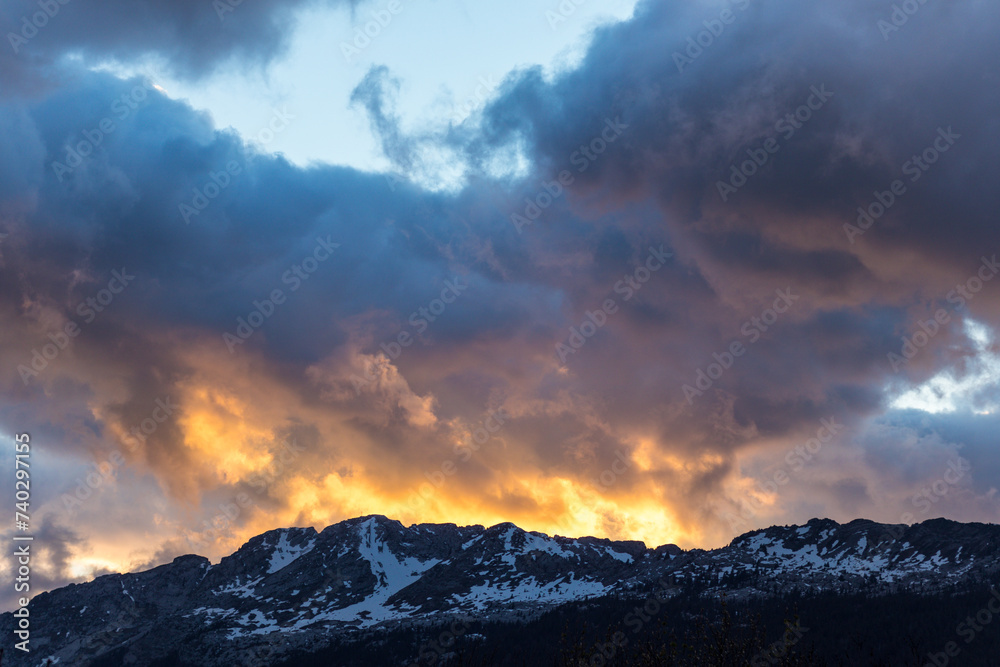 Fototapeta premium sunset in the mountains