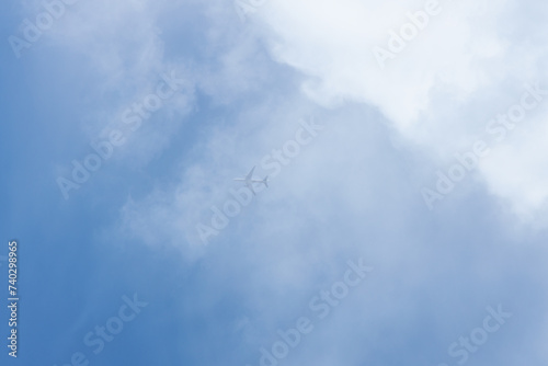 雲に入った飛行機