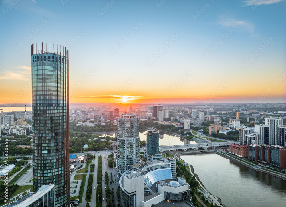 Obraz premium Yekaterinburg city and pond aerial panoramic view at summer sunset.