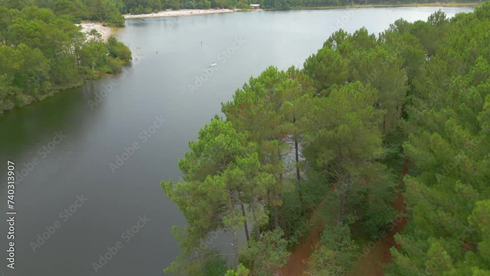 Lac vu du ciel avec forets de pins (Hostens)