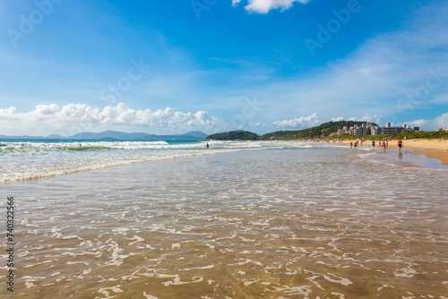 espuma das ondas da  praia Grande cidade de Governador Celso Ramos Santa Catarina Brasil praia Caravelas photo