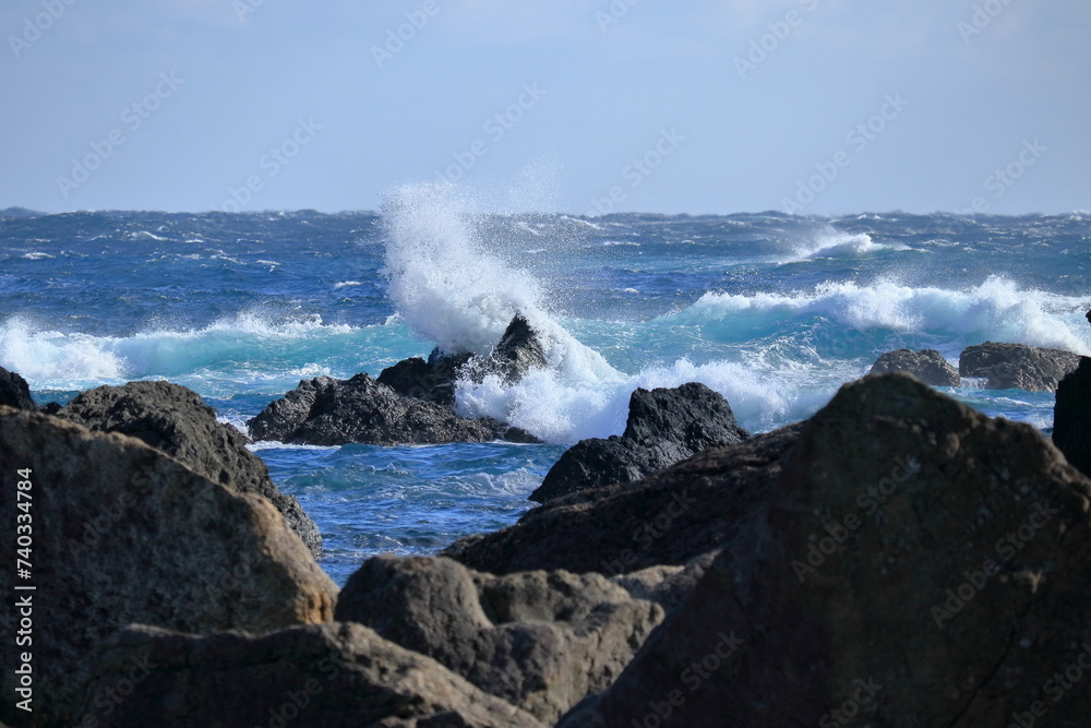 岩礁を咥える波　室戸岬　（高知県　室戸市）