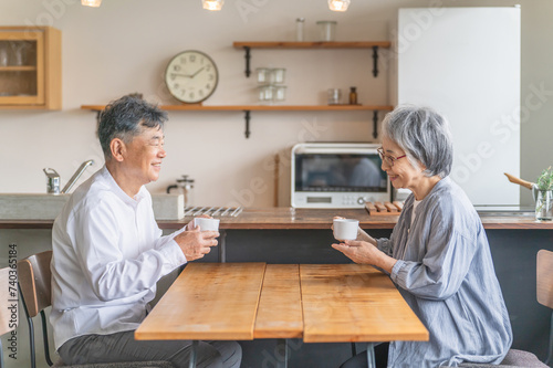 家のダイニング・カフェでお茶・コーヒーを飲むアジア人高齢者夫婦
 photo