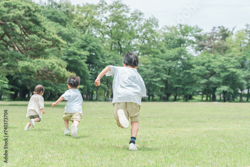 公園で追いかけっこする活発な子供達・兄弟・走る・短距離走 