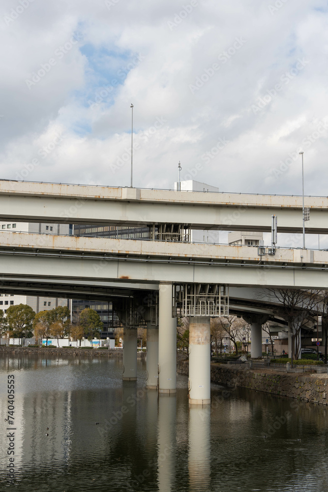 皇居外苑を囲む濠(大手濠)の石垣と首都高速道路のガード下
皇居外苑を囲む濠(大手濠)の石垣と首都高速道路のガード下