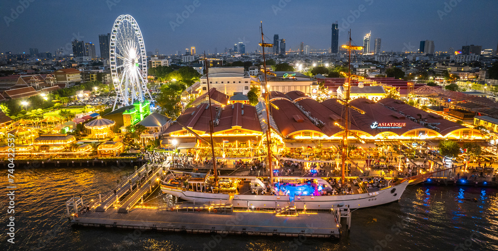 Obraz premium Aerial view of Asiatique The Riverfront open night market at the Chao Phraya river in Bangkok, Thailand