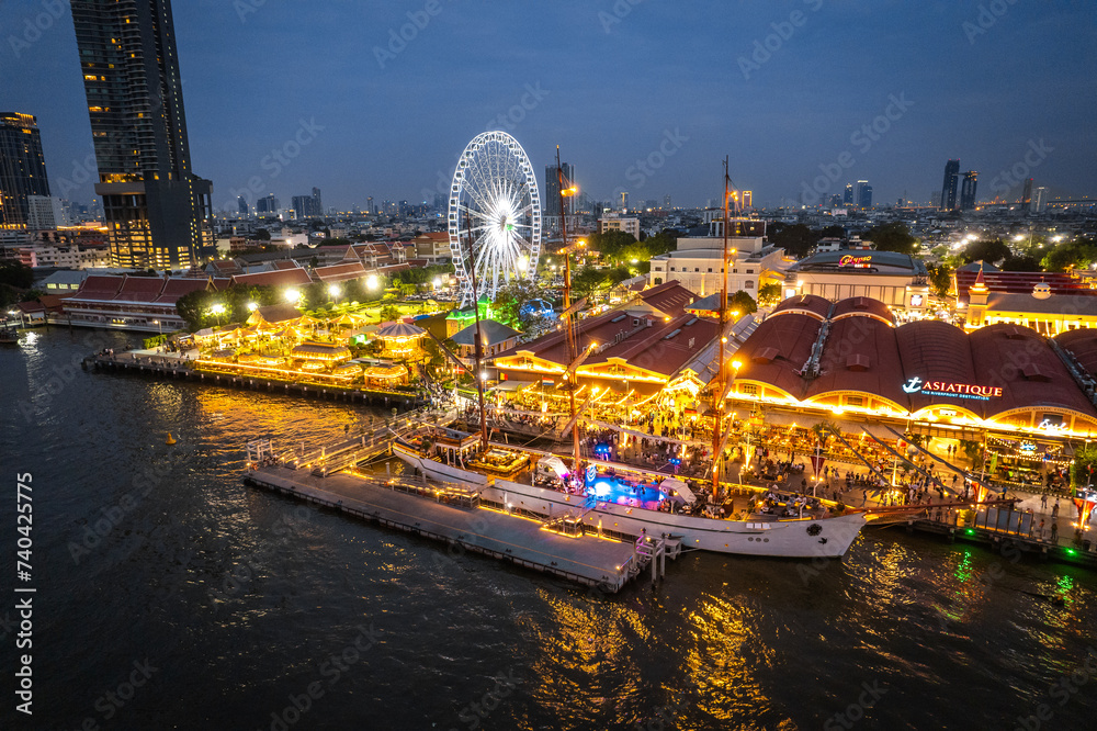 Obraz premium Aerial view of Asiatique The Riverfront open night market at the Chao Phraya river in Bangkok, Thailand