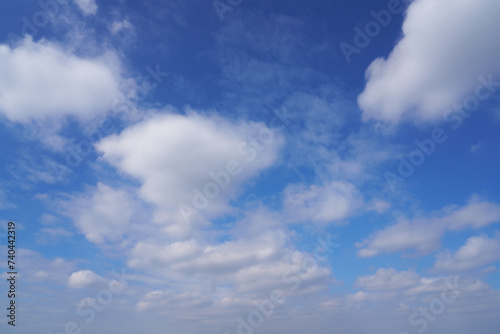 青の空と白い雲の背景、beautiful blue sky