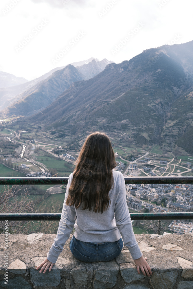 Naklejka premium Chica mirando el Valle de Benasque