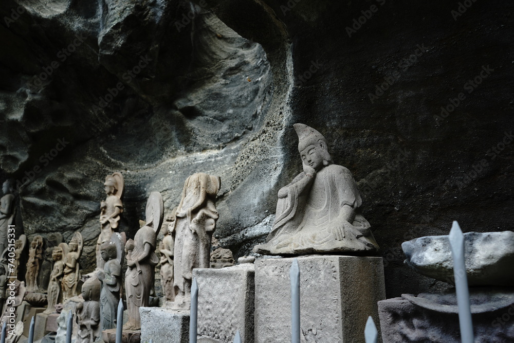 千五百羅漢道中。鋸山（のこぎりやま）は日本の千葉県の山。日本寺、地獄のぞきなどがある観光地。