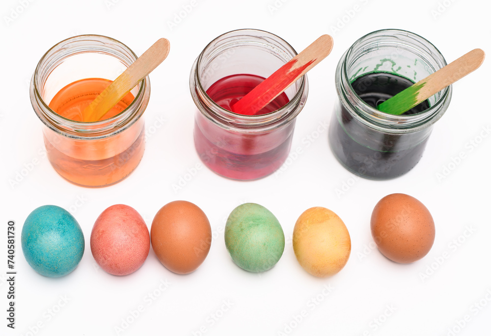 Barwienie jajek na Wielkanoc, kolorowe barwniki i pisanki na białym tle - obrazy, fototapety, plakaty 