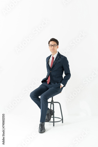 椅子に座るビジネスマン