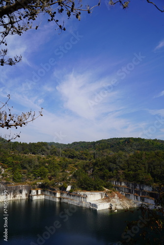 石切山脈（いしぎりさんみゃく）は日本の茨城県笠間市にある日本最大の稲田石の採石場。 © dokosola