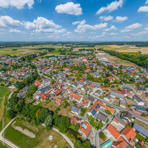 Die Marktgemeinde Thierhaupten im nordschwäbischen Lechtal von oben