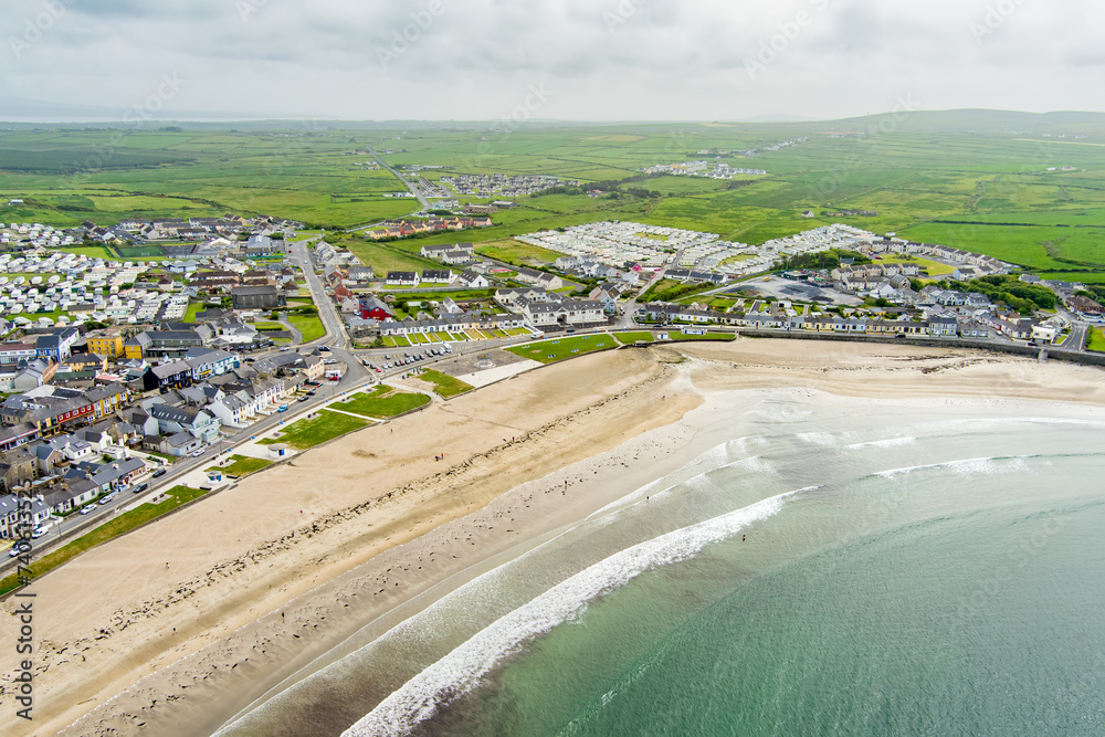 Kilkee, small coastal town, popular as a seaside resort, located in horseshoe bay and protected from the Atlantic Ocean by the Duggerna Reef, county Clare, Ireland.
