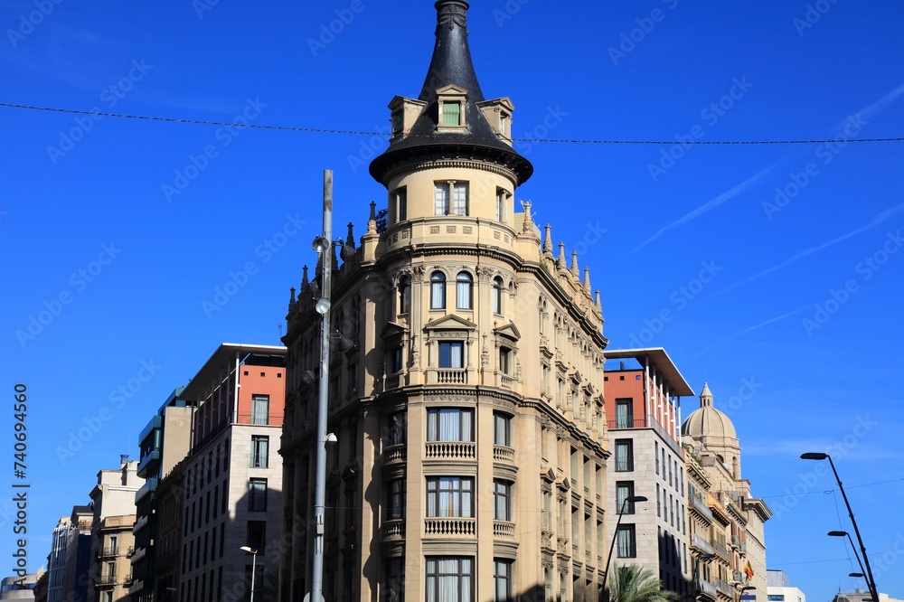 Fototapeta premium Rounded corner building in Barcelona, Spain