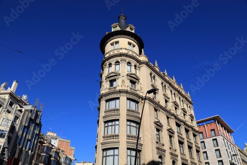 Rounded corner building in Barcelona, Spain © Tupungato
