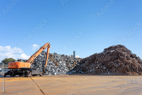 大量の産業廃棄物置き場　ごみ山　スクラップ