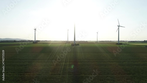 Windräder im Gegenlicht aus der Luft, Deutschland