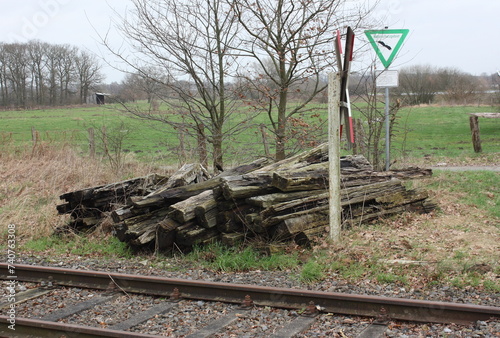 Alte Bahnschwellen, abgelegt an einem Bahngleis in Lippetal Büninghausen, an der Büninghausener Straße