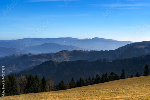 Fototapeta Naklejka Na Ścianę i Meble -  Range of Jaworzyna Krynicka of Beskid Sadecki Mountains in early spring. View from Pieniny Mountains.