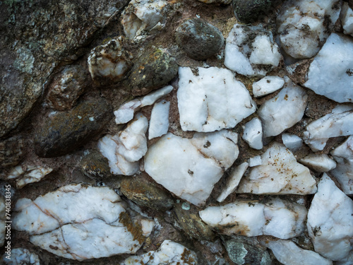 Fragmentos de mármol blanco entre piedras oscuras
Detalle de piedras blancas fragmentadas sobre fondo oscuro. Representa contraste, geología y texturas naturales.