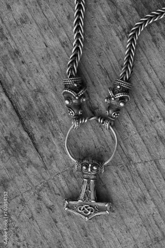 Thorshammer Amulett mit Drachenkopf Kette und Silberring. photo