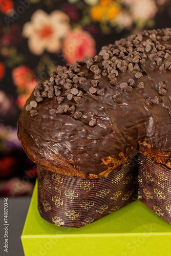 Colomba pasquale artigianale ripiena di cioccolato fondente e guarnita con cioccolato fondente fuso e gocce di cioccolato