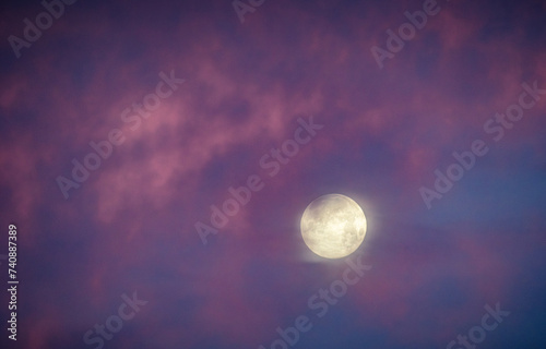 Lua entre nuvens púrpuras  photo