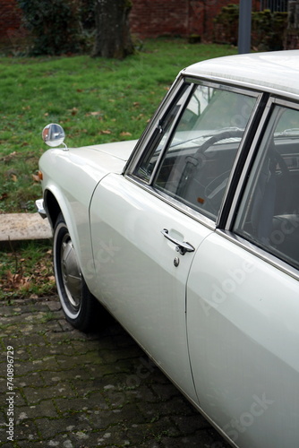 Fotografija Japanische Limousine der Sechzigerjahre und Siebzigerjahre und Weiß mit Rückspie