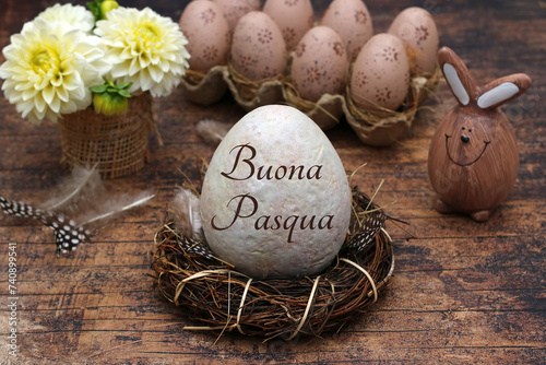 Buona Pasqua: Uovo di Pasqua etichettato con uova di Pasqua e fiori. photo