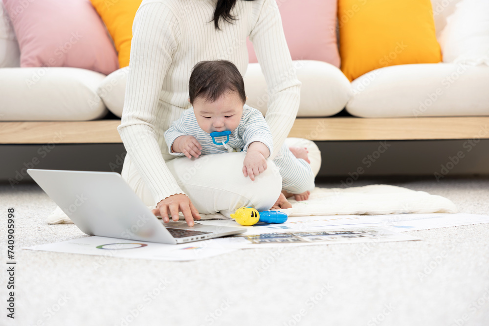 가정에서 일과 아이 양육을 하고있는 워킹맘
가정에서 일과 아이 양육을 하고있는 워킹맘