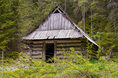Morskie Oko trail   hike in the Tatras mountains   abandonned wooden cabin
