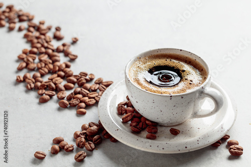 Stampa su tela Black coffee and coffee beans on a white marble table.