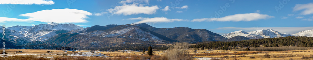 Obraz premium The Rocky Mountains in Winter. Rocky Mountain National Park in Colorado