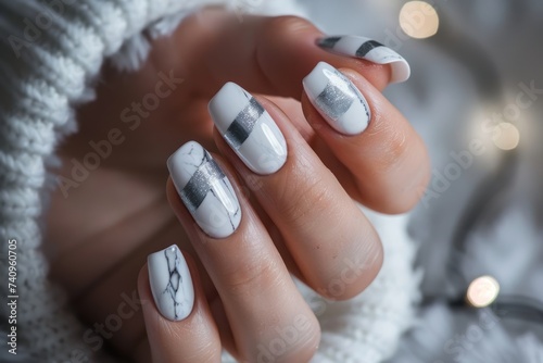 marble manicure with silver stripe