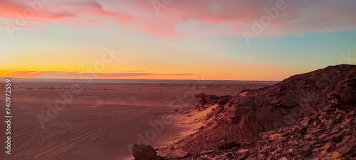 фотографія Panoramic sunset view from Timimoun, Algeria, overlooking the red sand desert and canyons from a hilltop