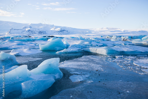 Fotografie Ice floating on water of Jokulsarlon glacier lagoon, Iceland