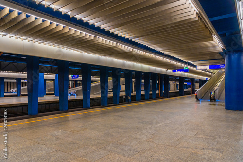 Warszawa Centralna ruchome schody na peron. Widok na peron i tor kolejowy osobowych i pospiesznych pociągów. photo