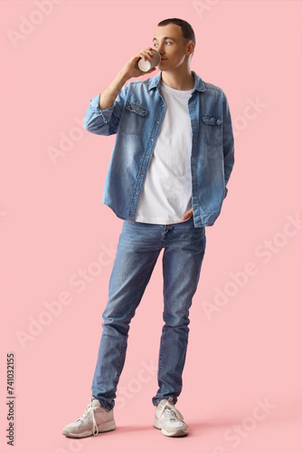 Young man drinking coffee o...