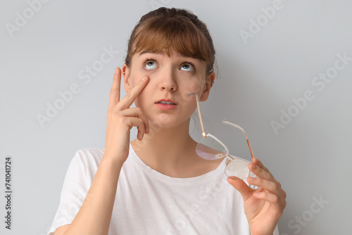 Young woman with eyeglasses...