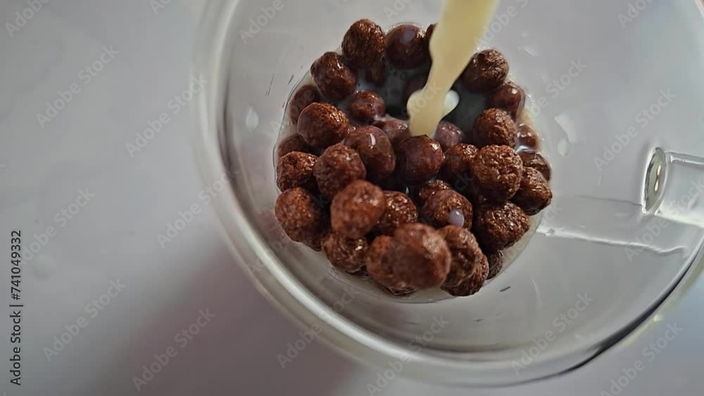 Cereal de chocolate, cereal de chocolate caindo em uma xicara de vidro, foco seletivo, 4k. Cereal de chocolate, cereal de chocolate caindo em uma xicara de vidro, foco seletivo, 4k.